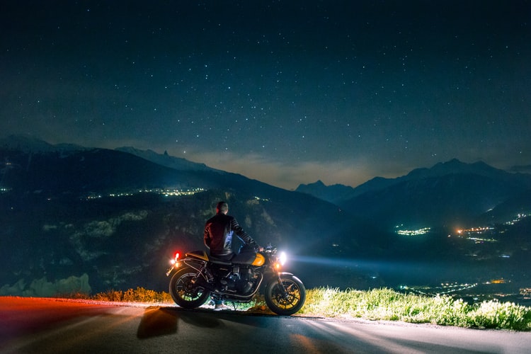 motorcykel i bjergene